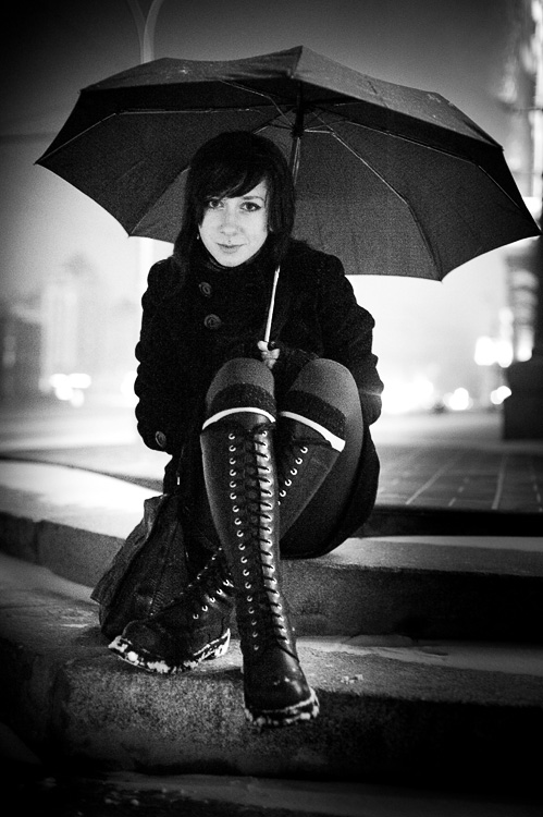 Фотосессии (выездная работа) - Девушка с зонтом - ЧБ