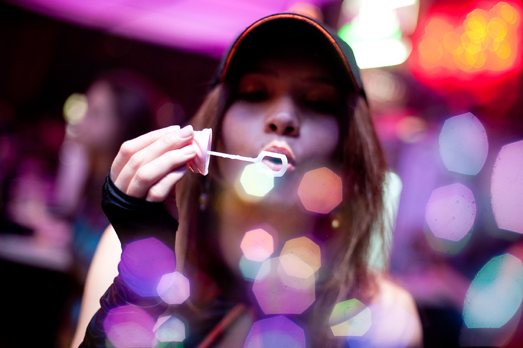 Клубная фотография - Девушка с мыльными пузырями
