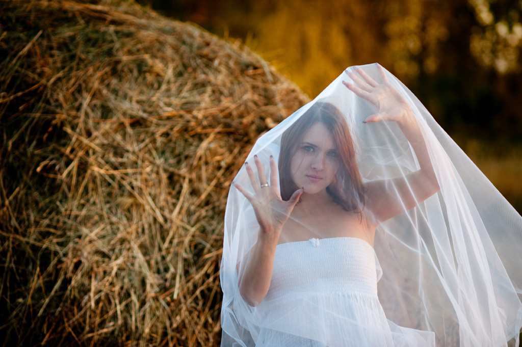 Один день в раю (фотосессия в полях) - Девушка на фоне стога сена