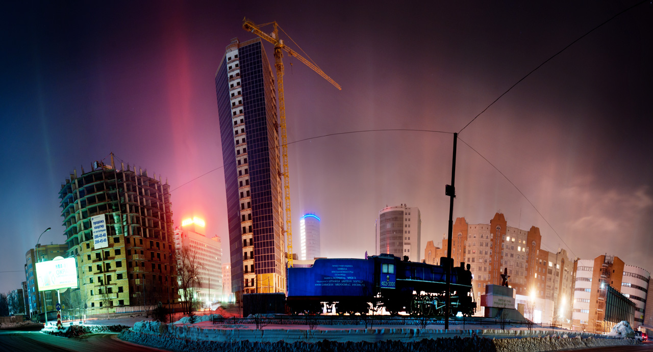 Город Новосибирск - Ночной вид на паровоз и БЦ Манхэттен - Панорамы Новосибирска