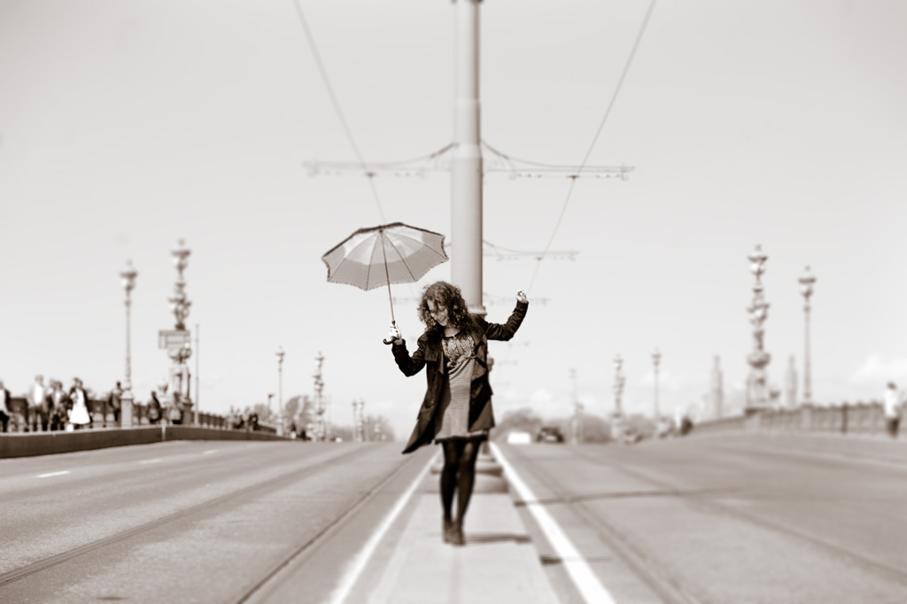 Фотосессии (выездная работа) - Девушка с зонтом на мосту