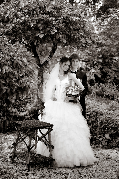 Свадьбы - Сезон 2011 - Жених и невеста у дерева