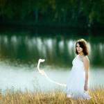 Один день в раю (фотосессия в полях) - Девушка на фоне озера