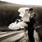 Свадебная фотография на мосту на фоне гор