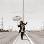 Девушка с зонтом на мосту