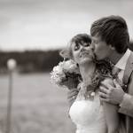 Жених целует невесту